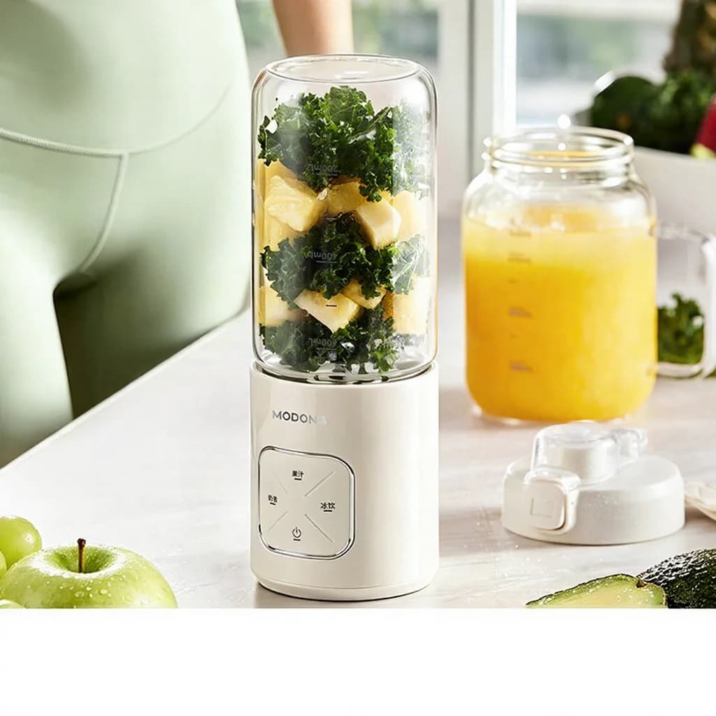 Hordozható vezeték nélküli turmixgép pohár gyümölcsléhez és smoothie-hoz